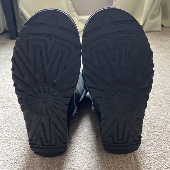 Bailey Bow Ugg Boots. Women’s size 9. - Picture 6 of 7